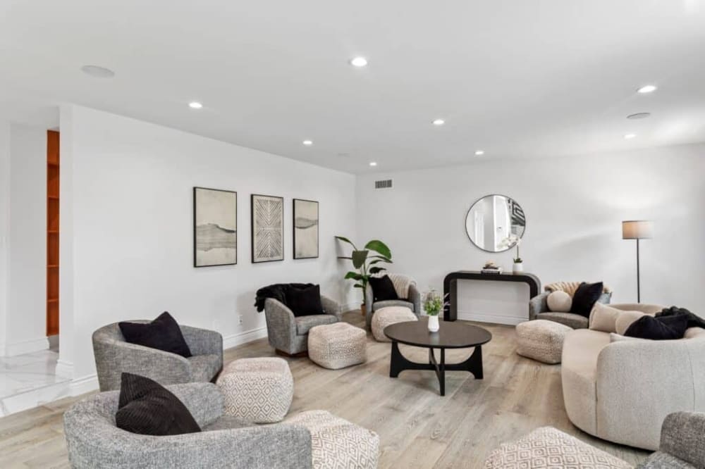 Comfortable living and sitting room at a Victory Bay residential treatment center